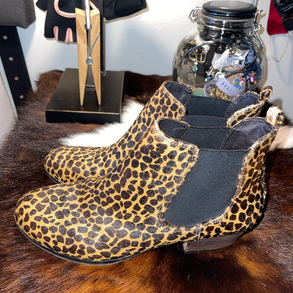 FINAL SALE!Vince Camuto, leather calf hair leapord print ankle boot, Size 8.5